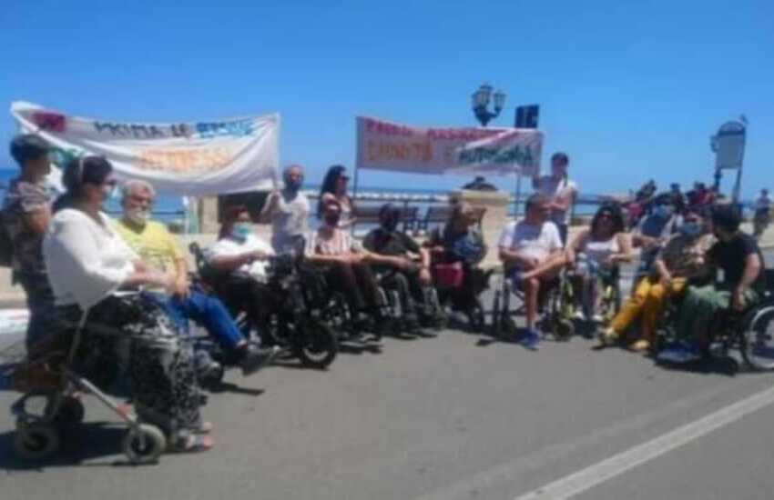 La disabile Giovanna Montrone deve pagare 9.500 euro di multa per un sit in su sedia a rotelle