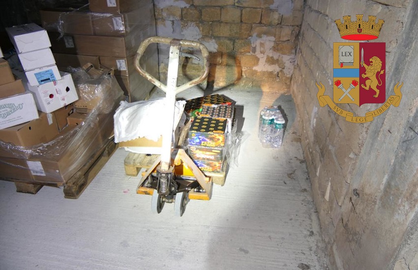 [FOTO] Polizia sequestra fuochi d’artificio e prodotti alimentare al Villaggio Sant’Agata: denunciato il proprietario del garage
