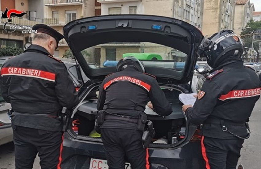 Porta via un giubbino da un negozio di via Etnea e scappa, ma i Carabinieri lo trovano: 19enne ai domiciliari