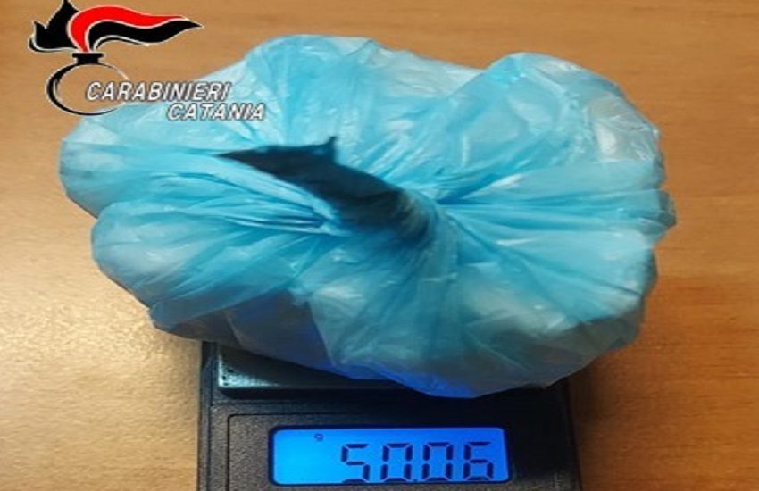 Viene trovato con la cocaina dentro gli slip mentre è in scooter in via Cronato: arrestato 25enne