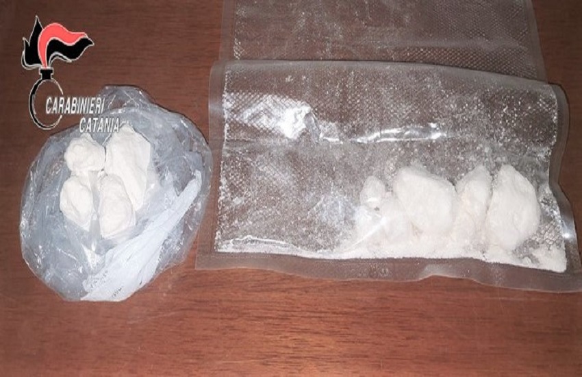 Viene controllato dai Carabinieri e li aiuta a trovare due “pietre” di cocaina per oltre 100 grammi: ai domiciliari 55enne a Cannizzaro