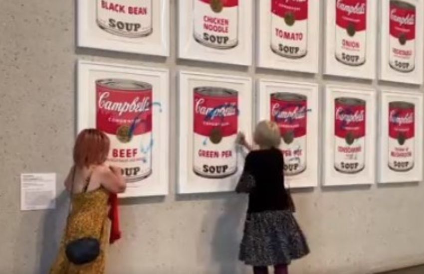 Gli attivisti per il clima colpiscono ancora: due donne si incollano a un quadro di Andy Warhol [VIDEO]