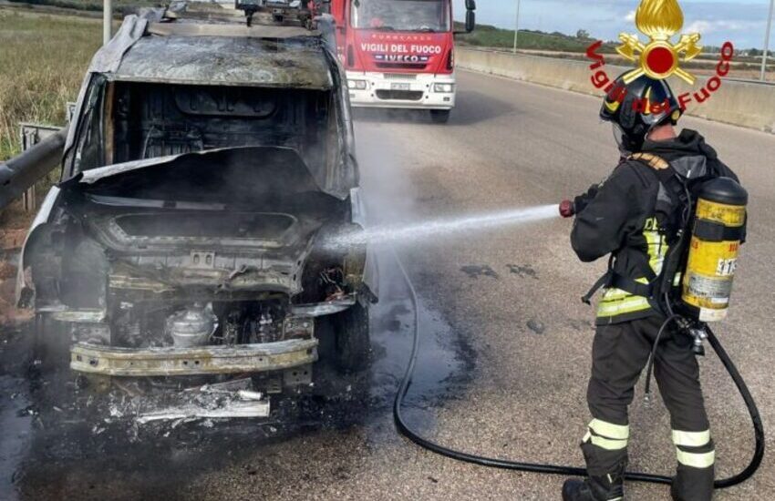 Paura in tangenziale, mezzo prende fuoco in movimento. Doblò divorato dalle fiamme