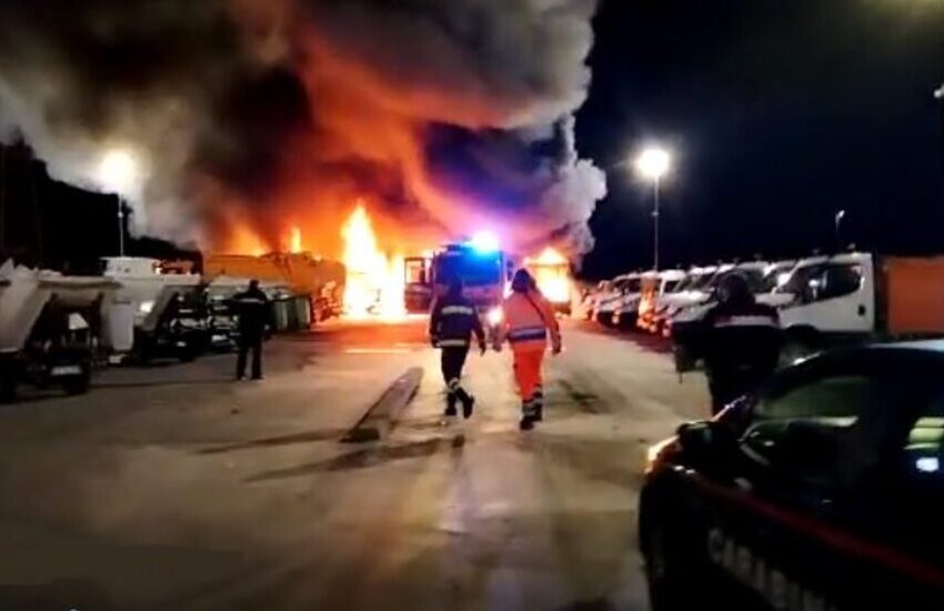 Fiamme nel Salento. Bruciate dieci auto e cinque camion, colpite concessionaria negozio e ditta di rifiuti
