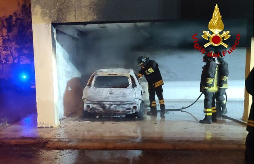 Ancora auto in fiamme nel Salento, il fumo entra nelle case. Evacuato condominio a tre piani