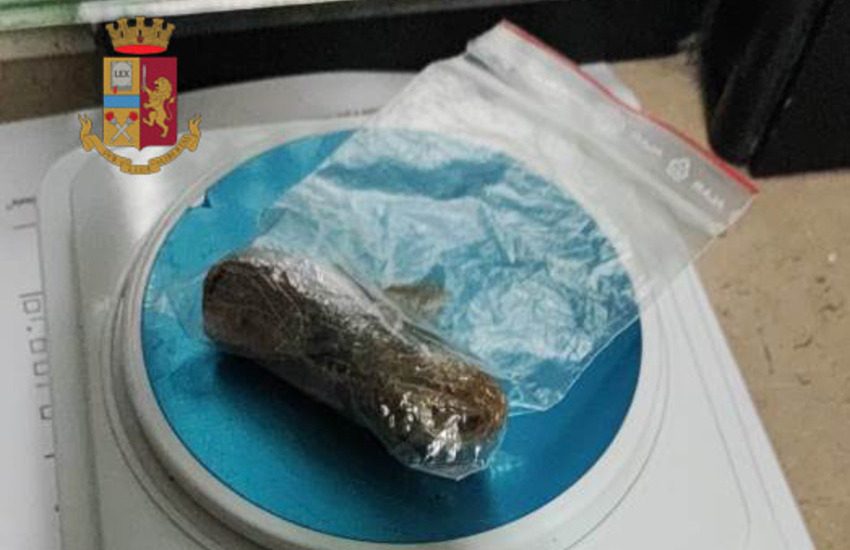 Di notte in giro con il monopattino e la droga nel borsone, denunciato per spaccio 17enne