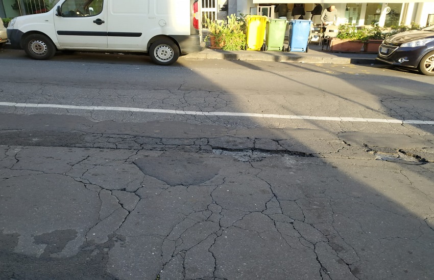[GALLERY] Buche diventate crateri in via Torino: la denuncia del Comitato Vulcania