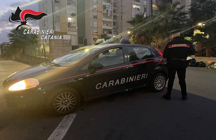 Viale Nitta, gestivano una centrale dello spaccio attraverso una microcamera in casa: Carabinieri arrestano tre persone