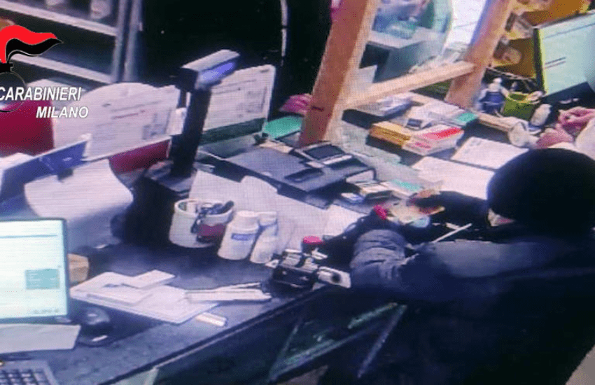 Milano, rapina una farmacia e dimentica la ricetta della moglie sul bancone: arrestato (VIDEO)