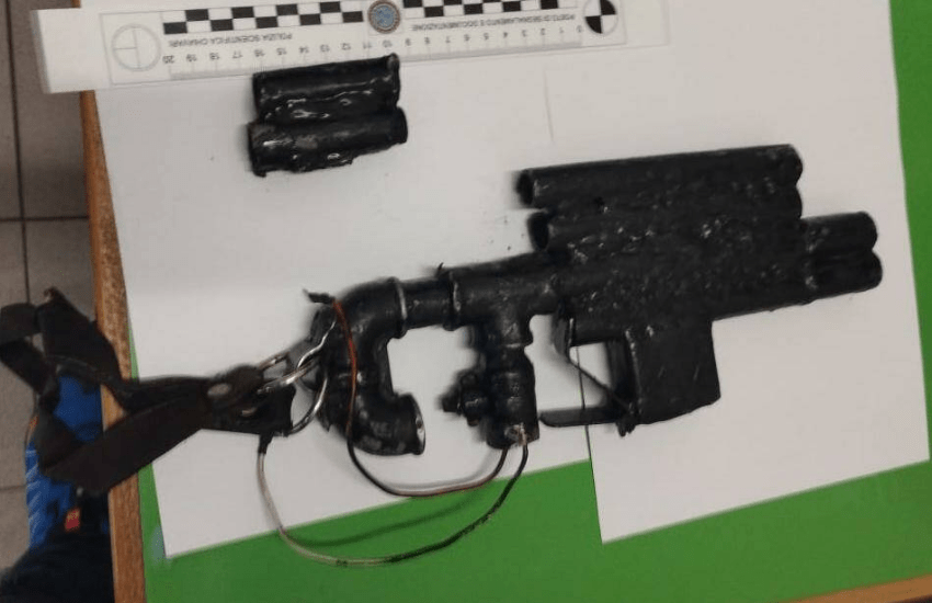 Chiavari, crea il panico con una finta mitraglietta e ferisce gli agenti mordendoli: arrestato