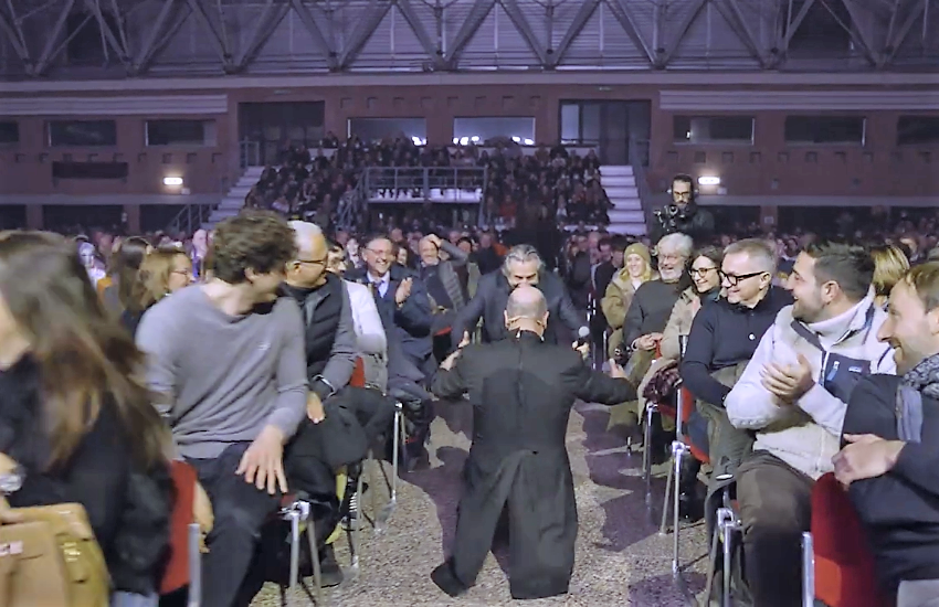 Checco Zalone si genuflette davanti a Riccardo Muti: “Maestro mi faccia lavorare” (VIDEO)