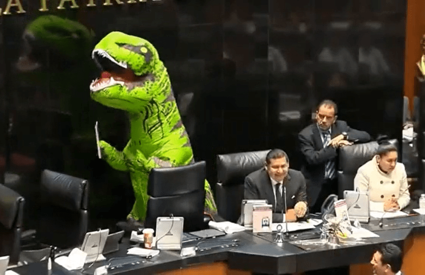 Un T-Rex in Parlamento: la singolare protesta di una senatrice (VIDEO)