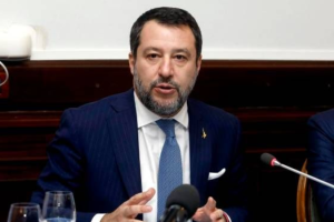 Opposizioni unite, mozione di sfiducia contro Salvini: “Sostiene Putin, deve dimettersi”
