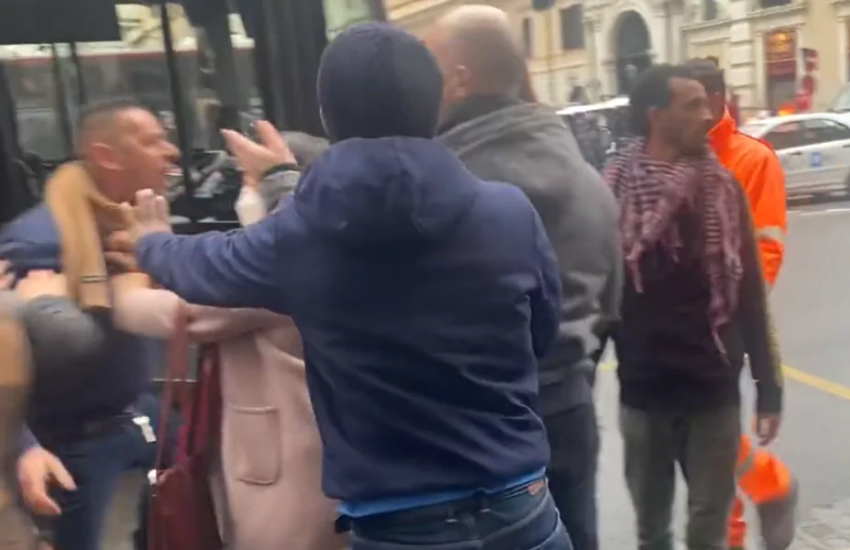 Roma, autista Atac ferma il bus per litigare con automobilista. “Ti sfondo”: sospeso