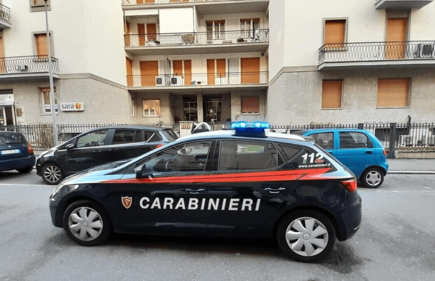 Parma: la sequestra in casa e precipita dal tetto mentre insegue la vittima in fuga