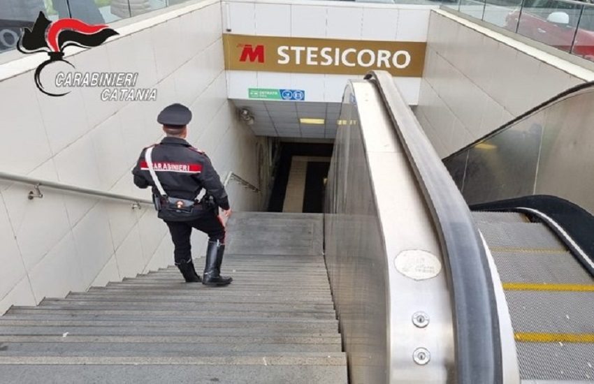 Dà di matto nella stazione Stesicoro della metropolitana in preda all’alcool: ai domiciliari 53enne