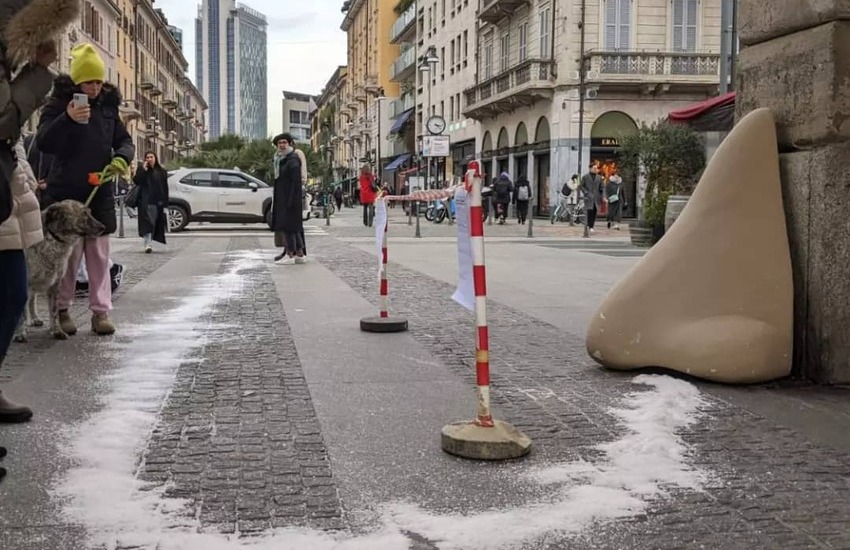 Milano, in piazza XXV Aprile c’è un naso enorme e una “pista” di cocaina – FOTO GALLERY