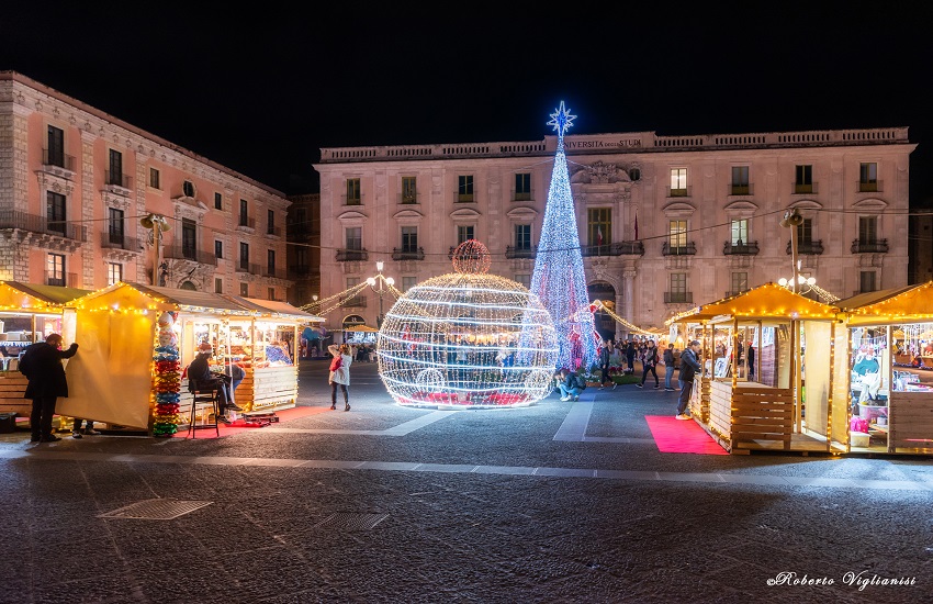 [GALLERY] Centro storico di Catania illuminato e pieno di casette di legno per il Natale