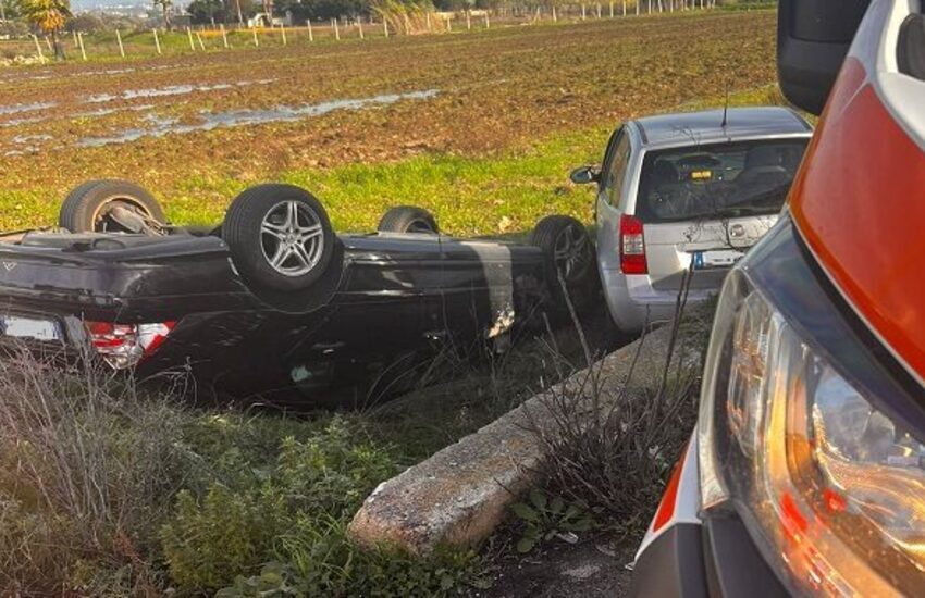 Incidente sulla provinciale, due auto finiscono nella scarpata. Una si ribalta