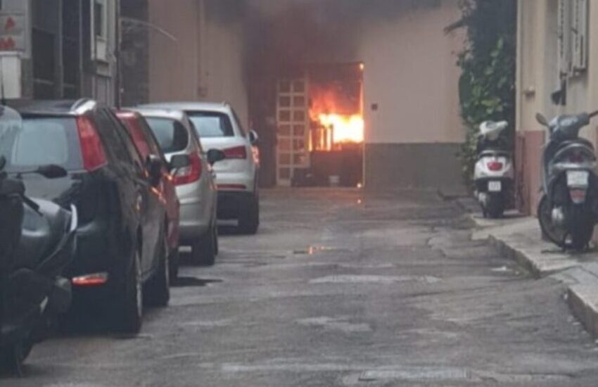 Fiamme in pieno centro. Colpito un deposito, si indaga sulle cause