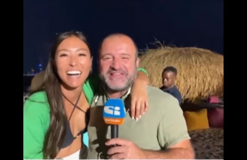 Mondiali Qatar: il giornalista di Sportitalia palpato da una ragazza in diretta [Video]