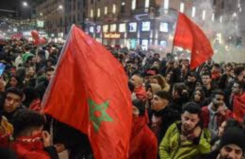 I tifosi marocchini come i giapponesi: ripuliscono la piazza dopo i festeggiamenti