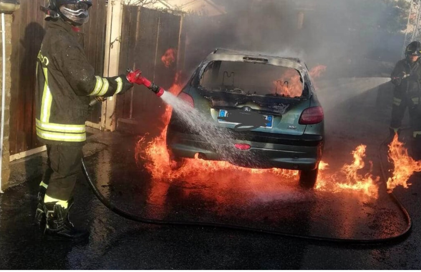 Civitavecchia, auto prende fuoco vicino le abitazioni
