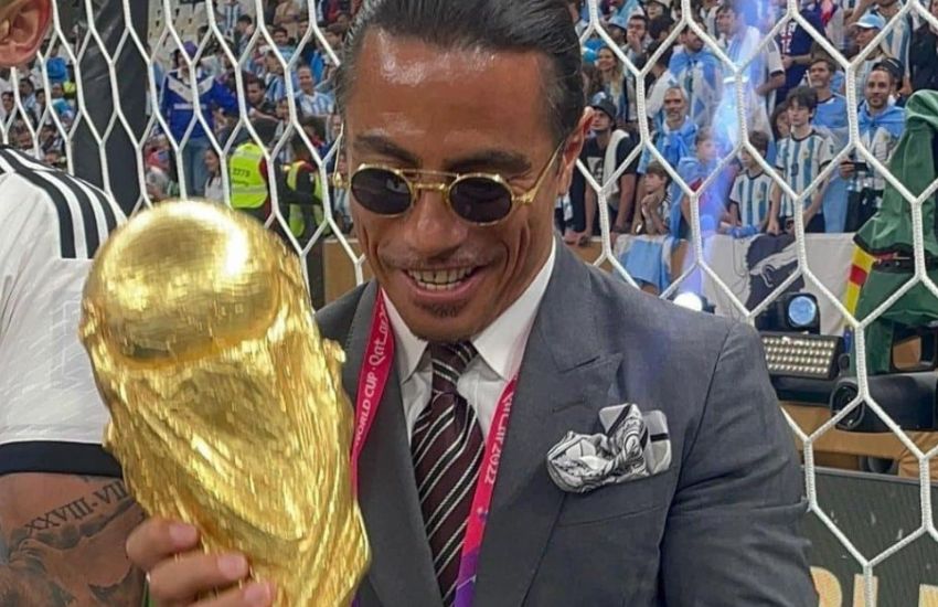 Salt Bae che alza la Coppa del Mondo diventa un caso internazionale: aperta un’inchiesta dalla Fifa