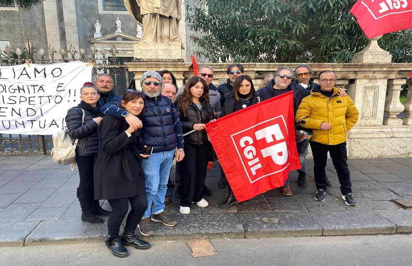 [FOTO] Lavoratori Oda Catania ricevono stipendio di settembre durante il sit-in, ma l’arcivescovo non vuole incontrare i sindacati