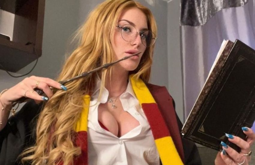 Chi è Annie Charlotte, la donna con due vagine approdata su Onlyfans: “Guadagno 80.000 euro al mese”