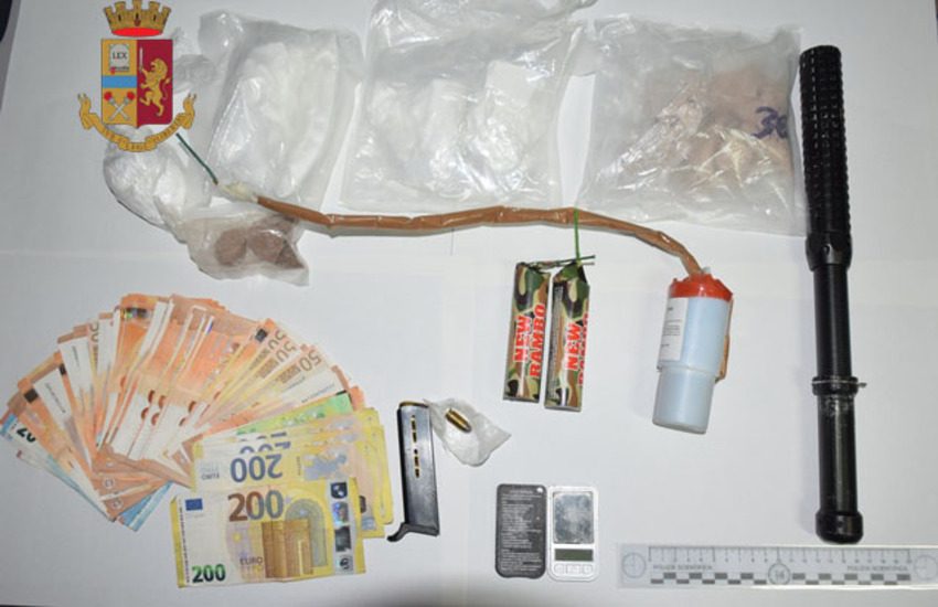 Cocaina, eroina, proiettili e una bomba carta. Arrestati in due nel Salento