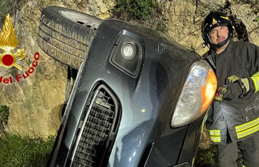 Incidente sulla tangenziale. Perde il controllo dell’auto e si ribalta, paura per una 22enne