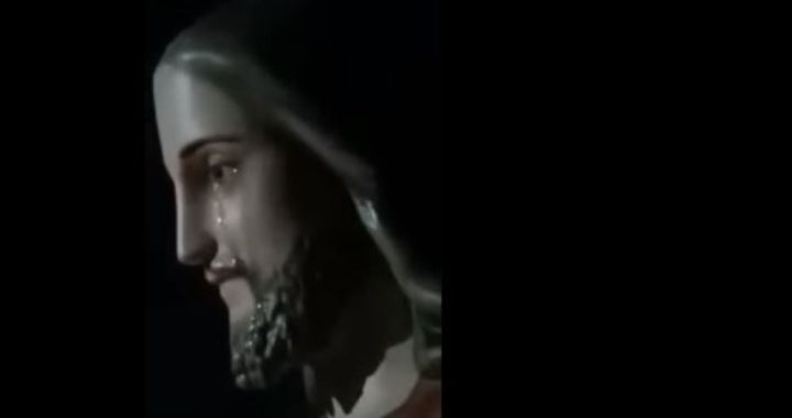 “La statua di Gesù è in lacrime”, per i fedeli è un miracolo di Natale [VIDEO]