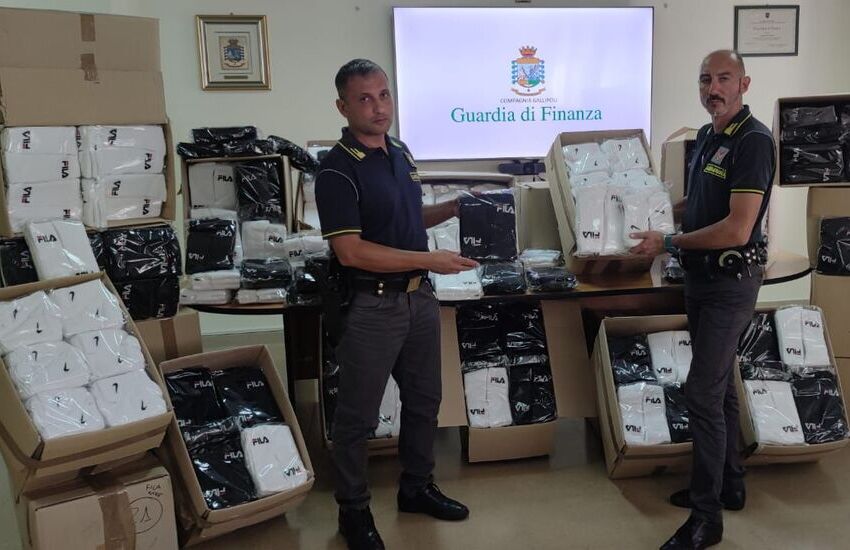 In fabbrica calze di marche, ma contraffatte. Nei guai imprenditore e 21 lavoratori in nero