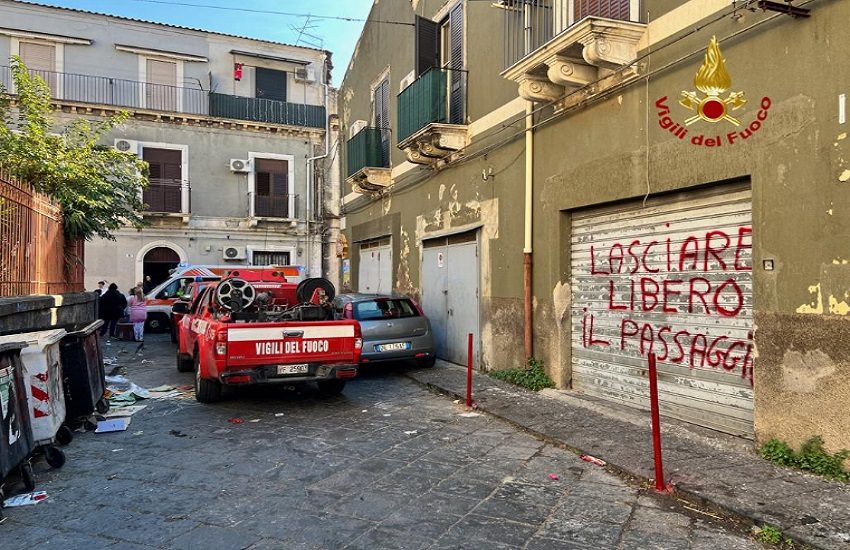 Solaio crolla in via Merlo, ferita 50enne: Vigili del Fuoco e tecnici Comune ancora sul posto