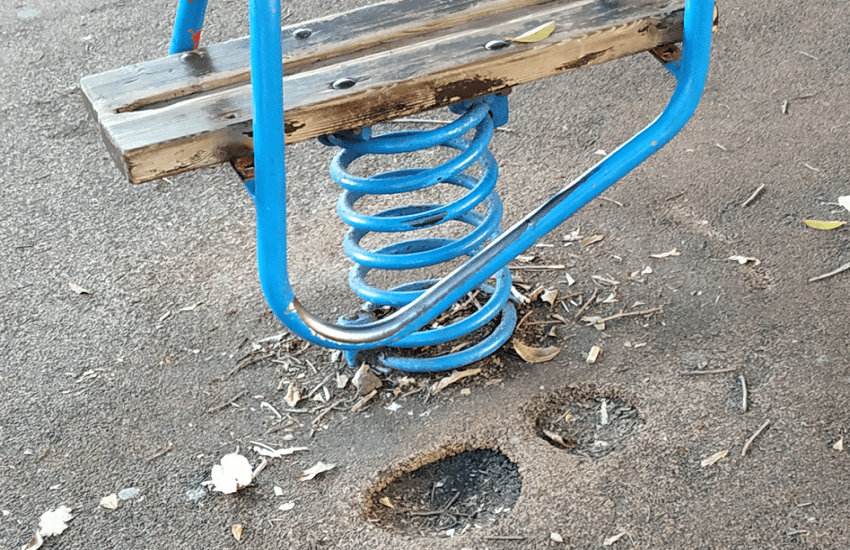 [GALLERY] Parco piazza Aldo Modo ridotto male, il Comitato Vulcania lancia il giro d’allarme