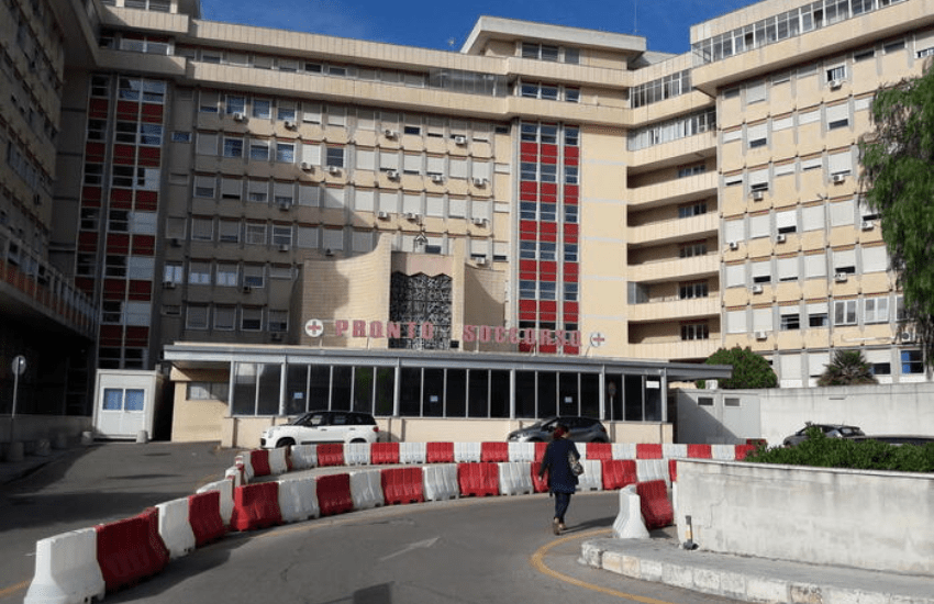 Pugno in faccia durante i festeggiamenti: giovane ricoverato in gravi condizioni