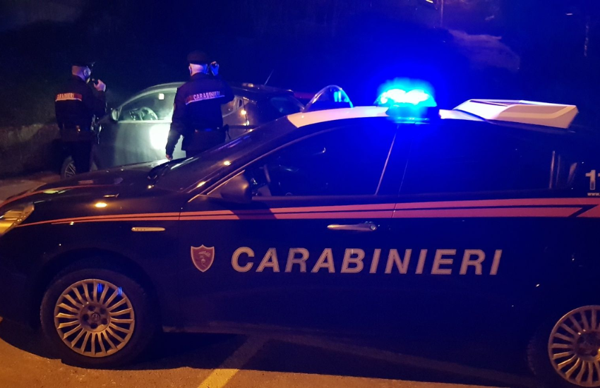 Udine: fugge al posto di blocco, sperona l’auto dei carabinieri e poi li aggredisce