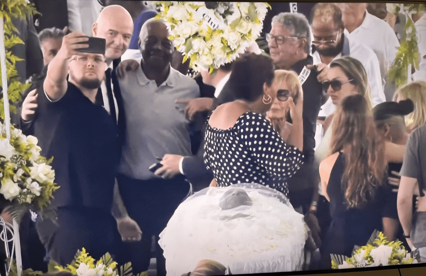 Infantino nella bufera per un selfie al funerale di Pelé: “Volevo essere di aiuto”