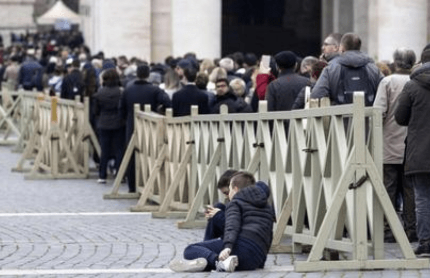 Roma, fedeli truffati sfruttando la morte di Papa Ratzinger