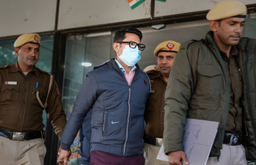 India: si alza e urina addosso all’anziana seduta accanto a lui sul volo di linea. Arrestato