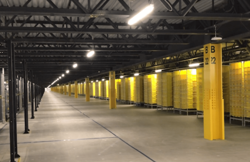 Amazon nella bufera, cadavere di un dipendente nascosto fra i pacchi: la rabbia dei colleghi