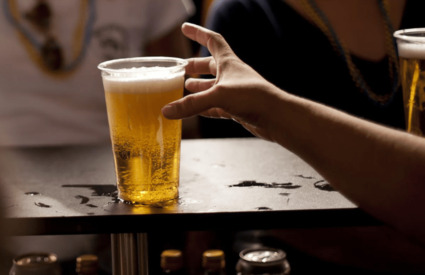 Beve 60 birre e gli effetti della sbornia durano oltre un mese: ricoverato in ospedale