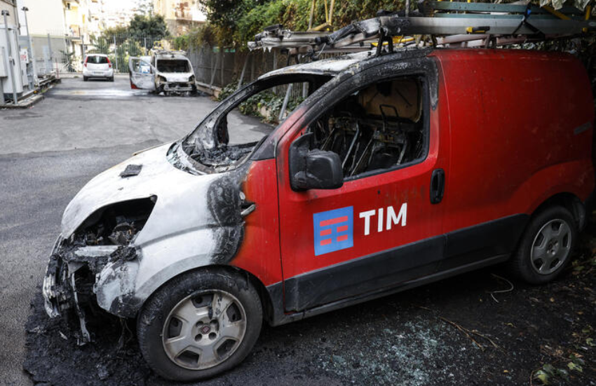 Roma, cinque auto in fiamme: “No 41 bis”
