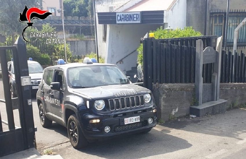 Belpasso, invia messaggi vocali minacciosi e aggredisce l’ex compagna nella notte di capodanno: ai domiciliari 28enne