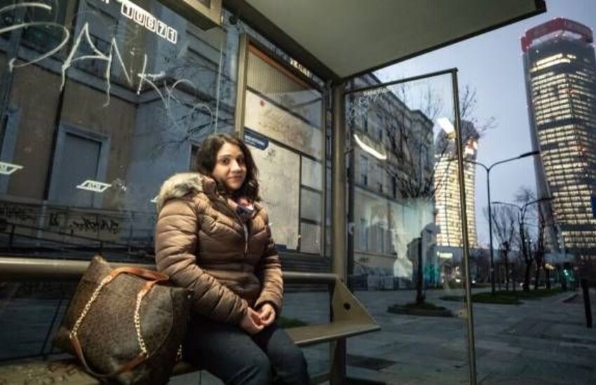 Il viaggio della bidella pendolare tra Napoli e Milano finalmente si ferma: “Sono felicissima”