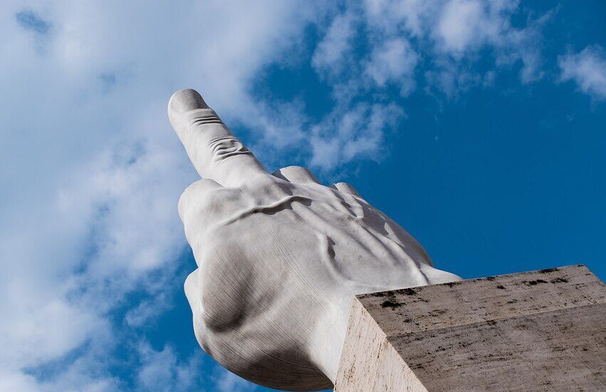 Milano, attivisti di Ultima Generazione imbrattano ‘Il Dito’ di Maurizio Cattelan