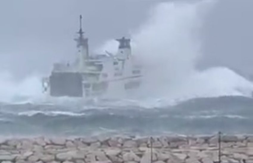 Panico sul traghetto Ponza-Formia, onde alte 8 metri: IL VIDEO è da brividi