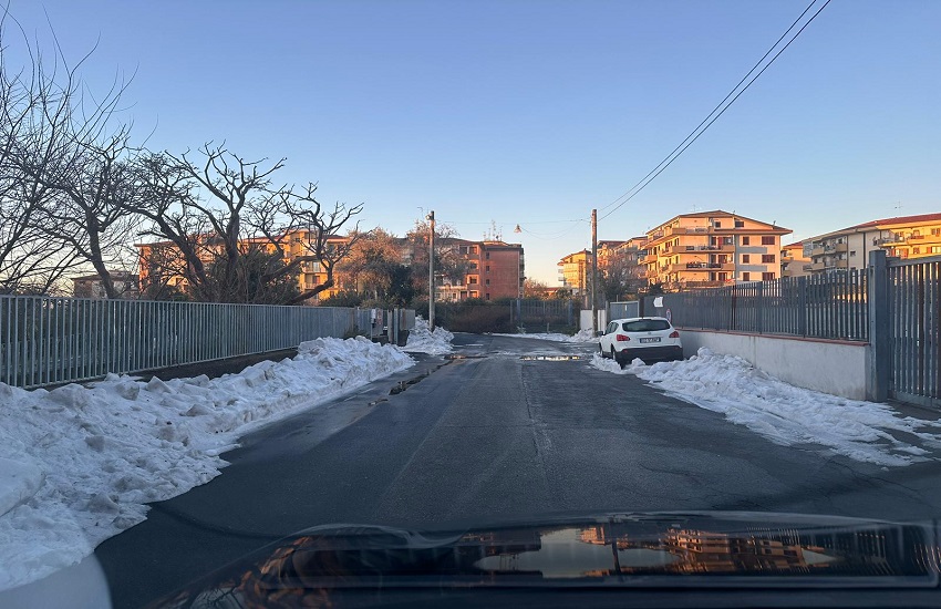 [GALLERY] Acireale, grandinata eccezionale in via Galvani: auto bloccate nel ghiaccio