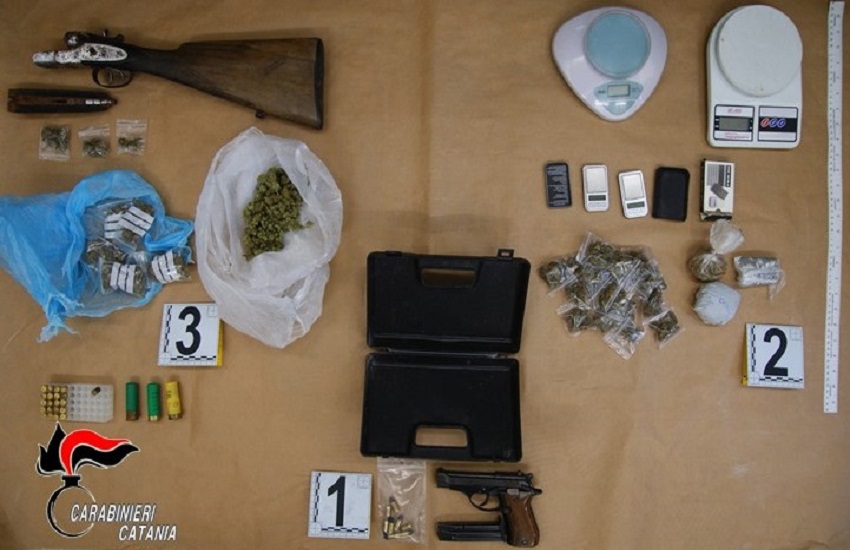 Picanello, pistola rubata sotto il mangime e marijuana: arrestate due persone